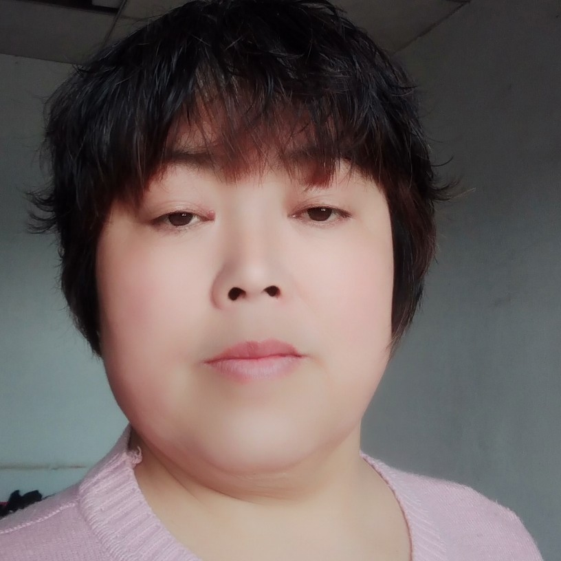 如梦挽手专注的照片