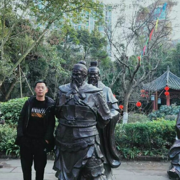 知性回首草丛的照片