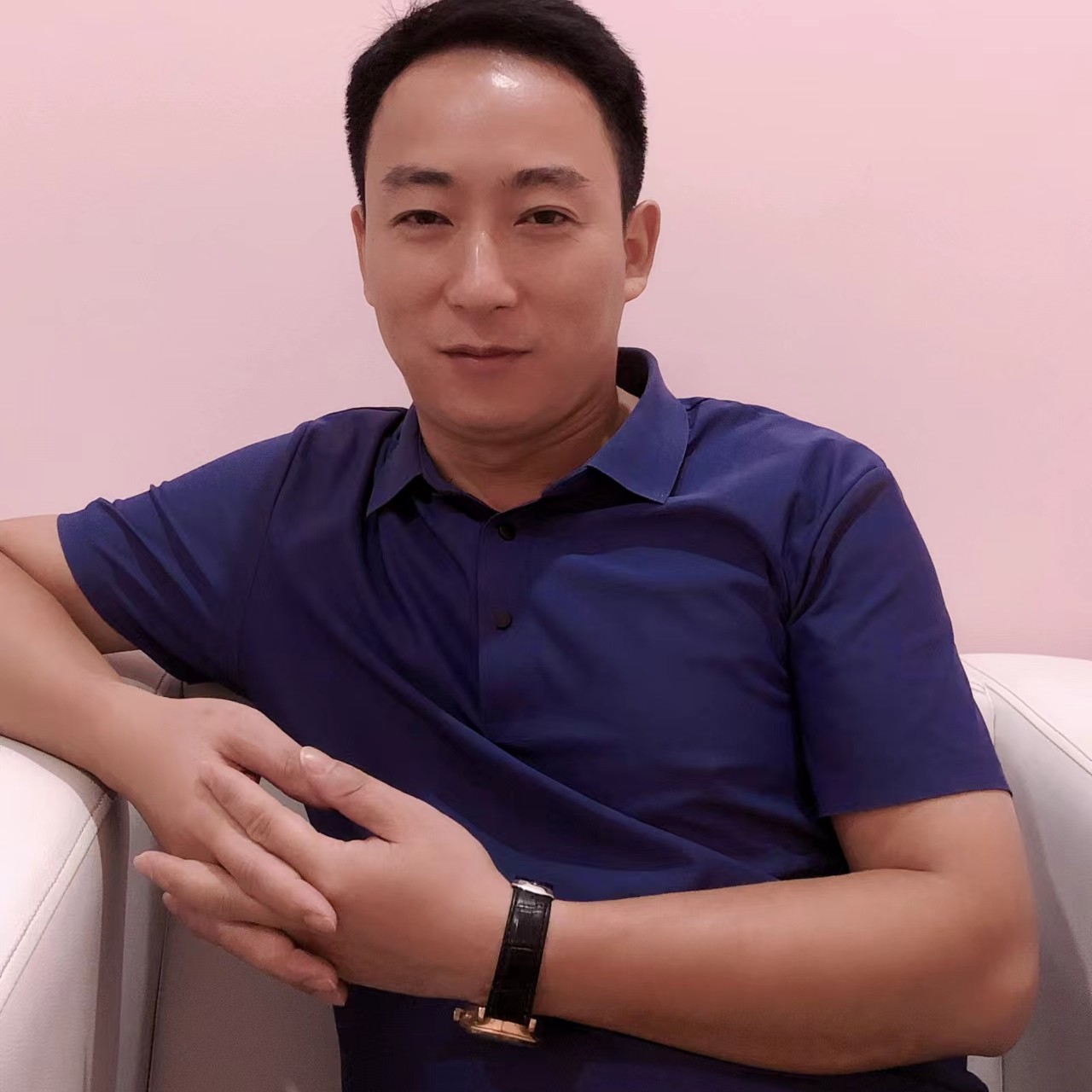 刺眼的斜阳的照片
