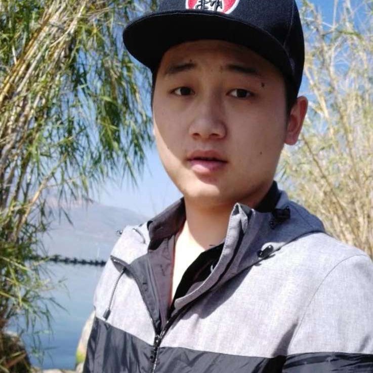 明亮保卫绿草的照片