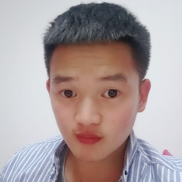 蹦跶的灰多多的照片