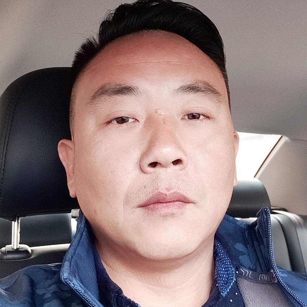 淡然深拥白猫的照片