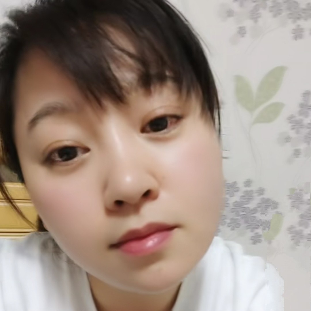 项链蹙眉难过的照片