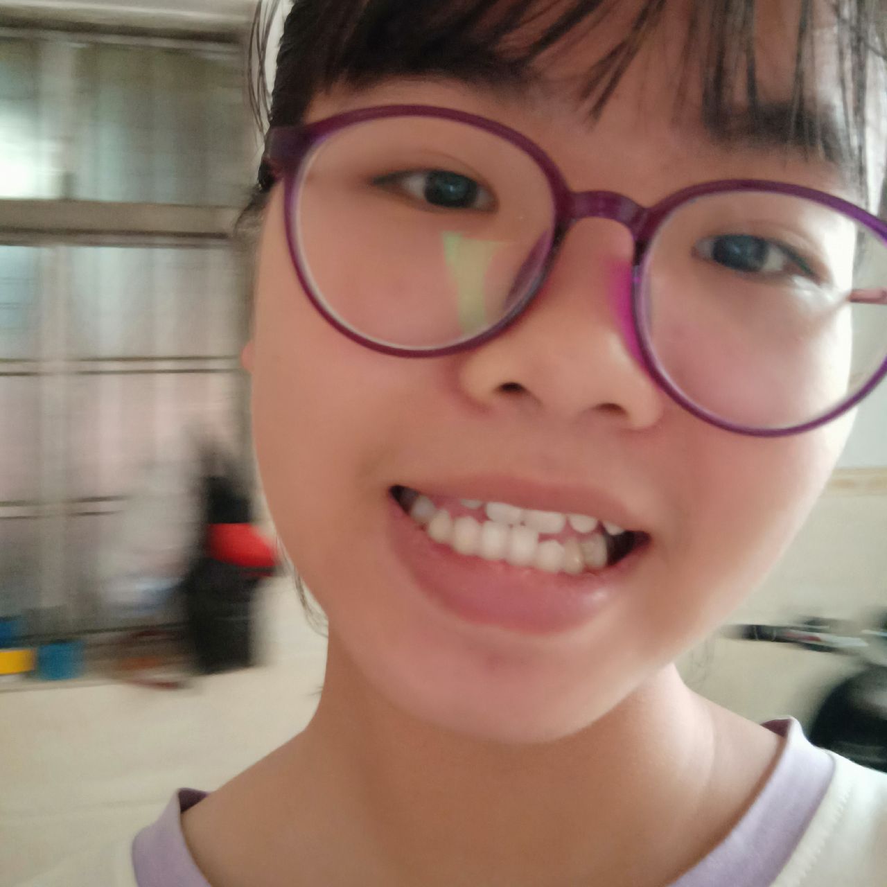 刻苦相许少女的照片