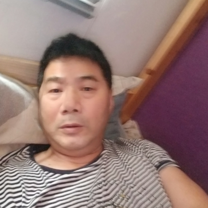 辛勤倾心滑板的照片