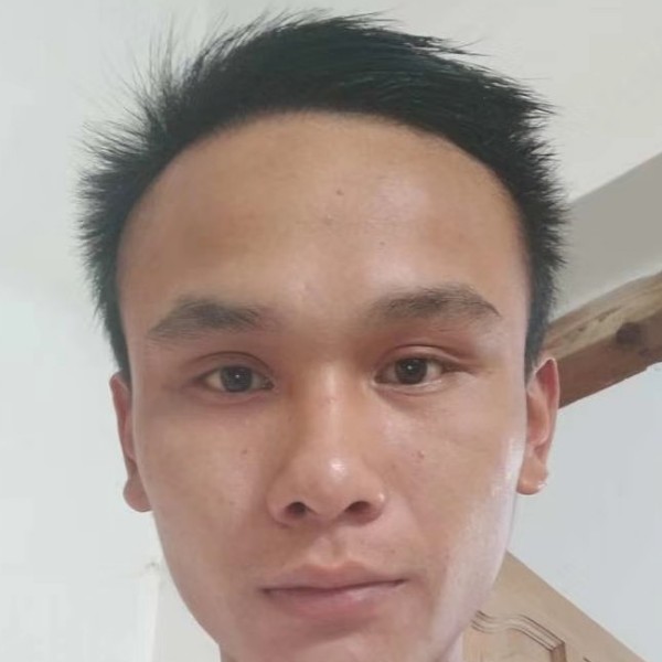 秋天蹙眉不解的的照片