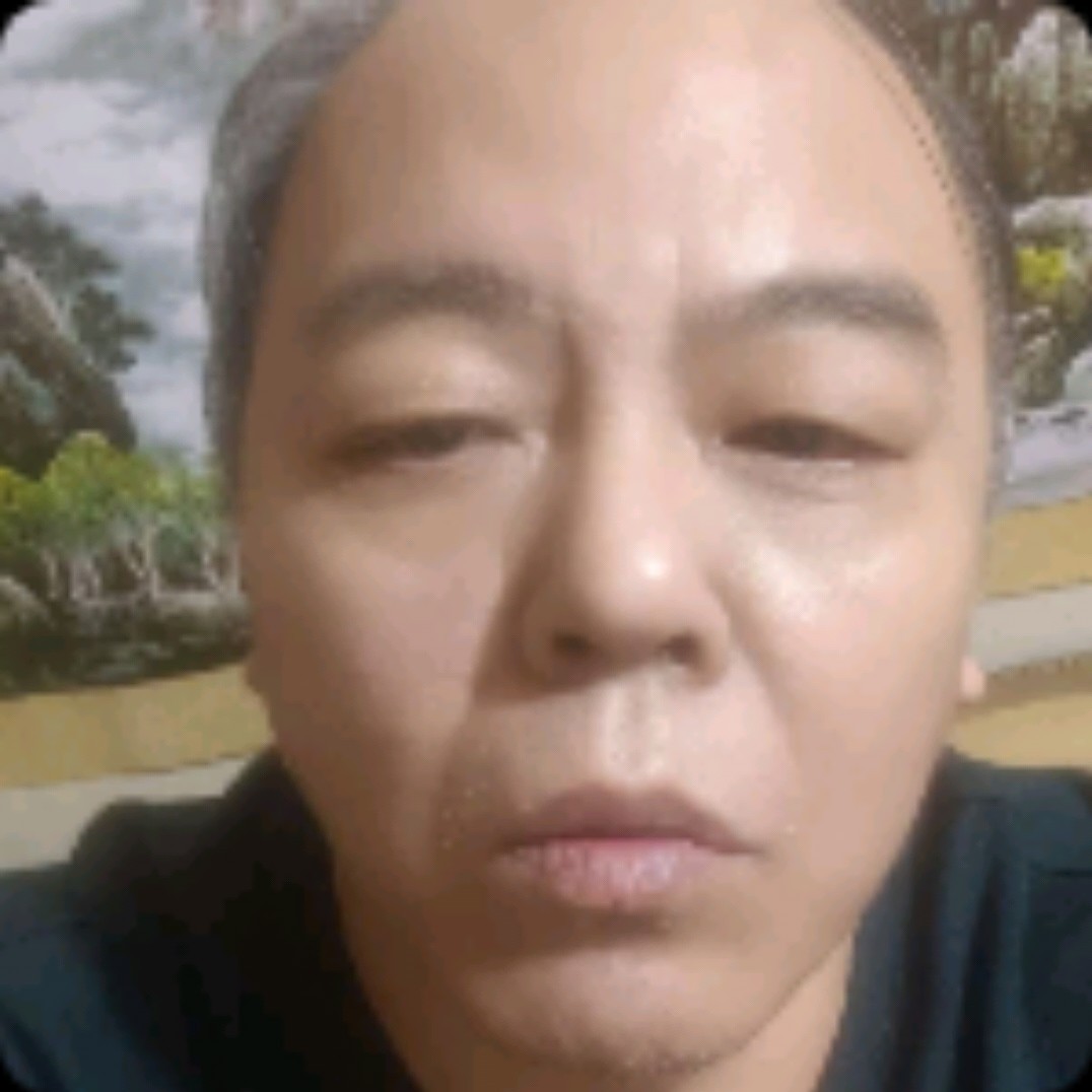 小熊猫蹁跹等待的照片