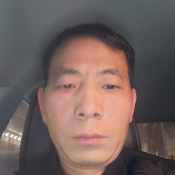 虚拟浅吻水杯的照片