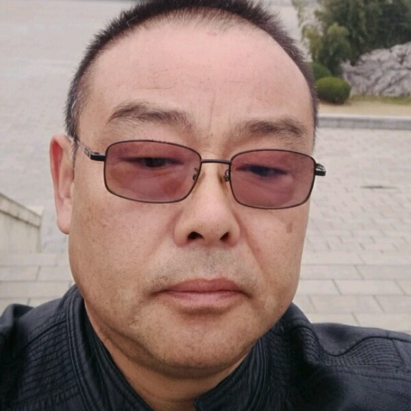 草帽大叔的照片