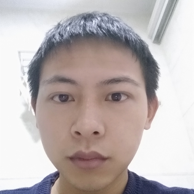 英俊毛衣T的照片