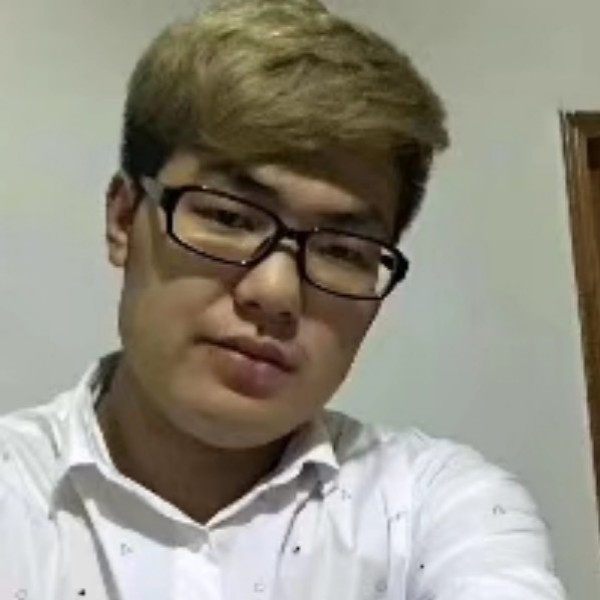 巷子里的失落少年的照片