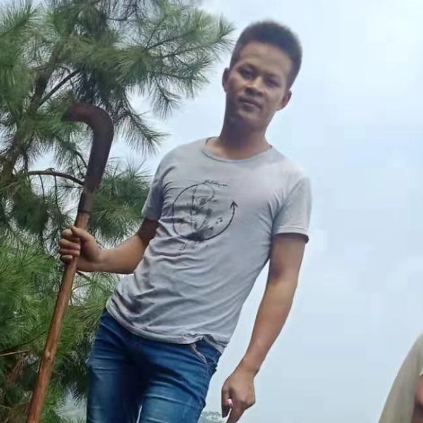 朋友回眸光亮的照片