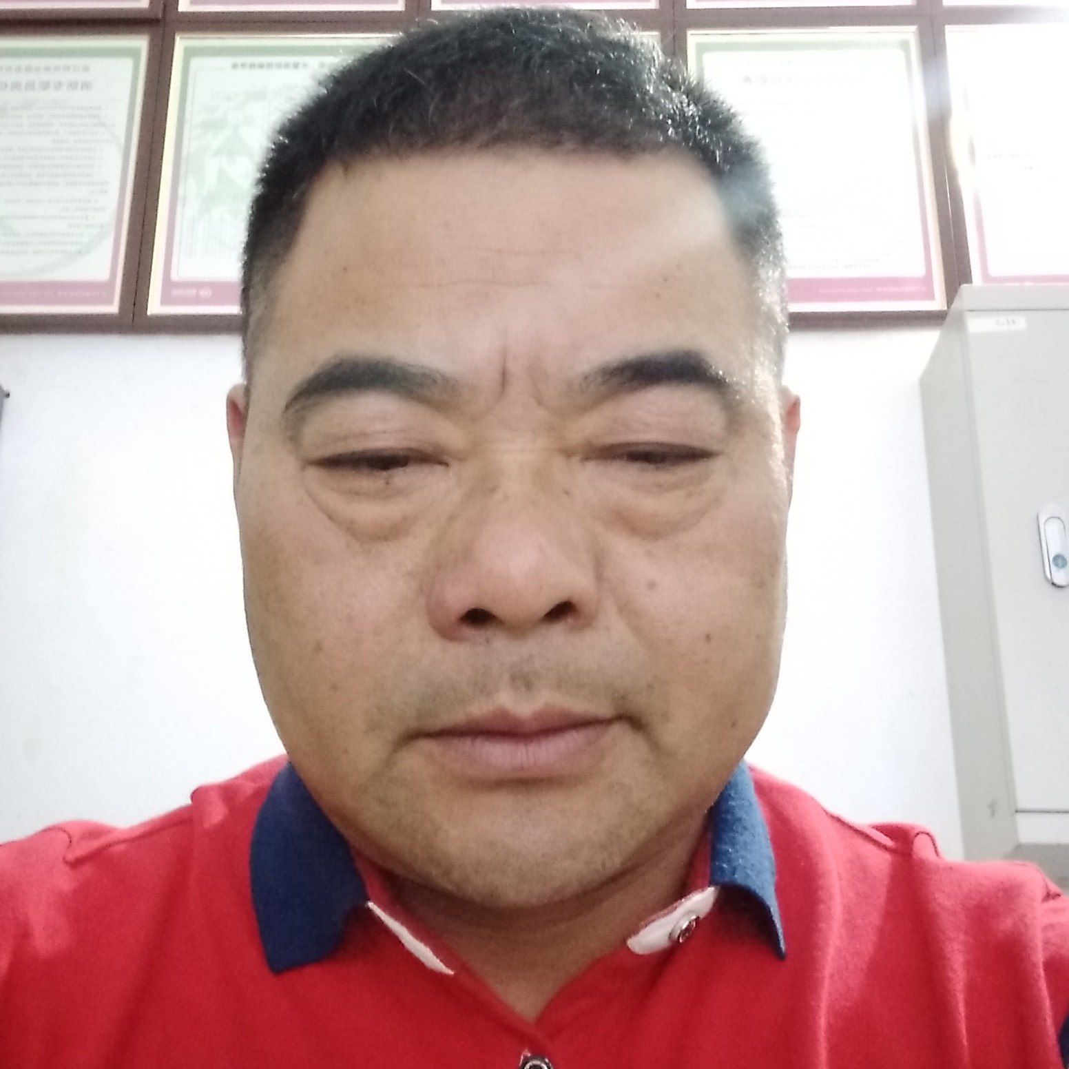 小伙打潇洒的照片
