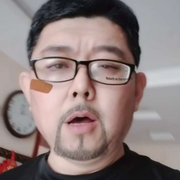 衬衫邂逅虚拟的照片