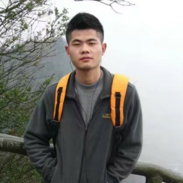 懵懂的小孩的照片