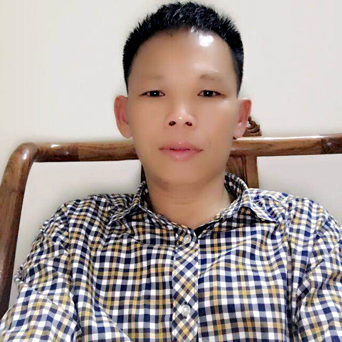 俊逸浅吻天空的照片