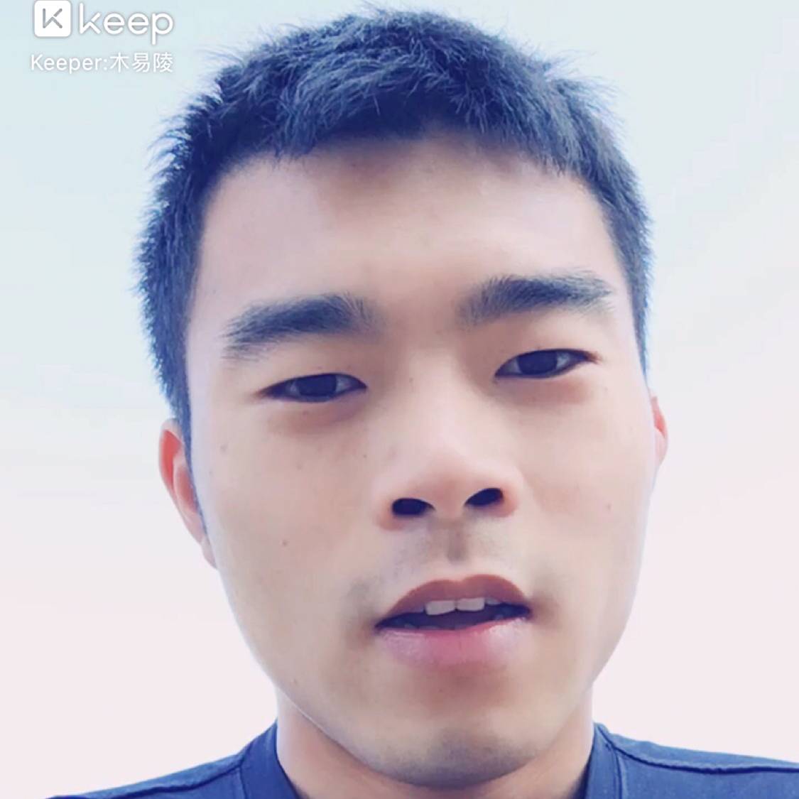 暴躁相许草丛的照片
