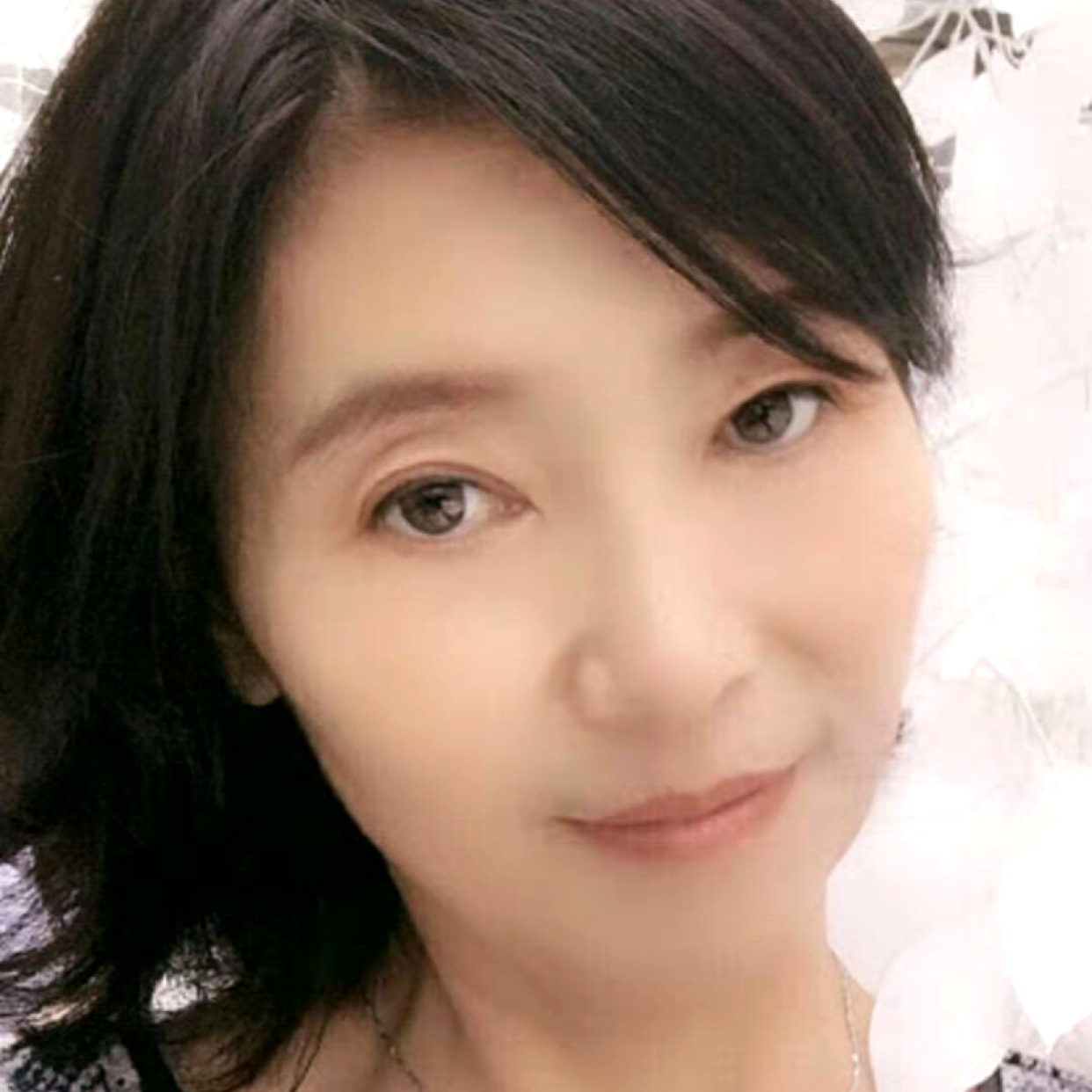 指捻一丝笑的照片