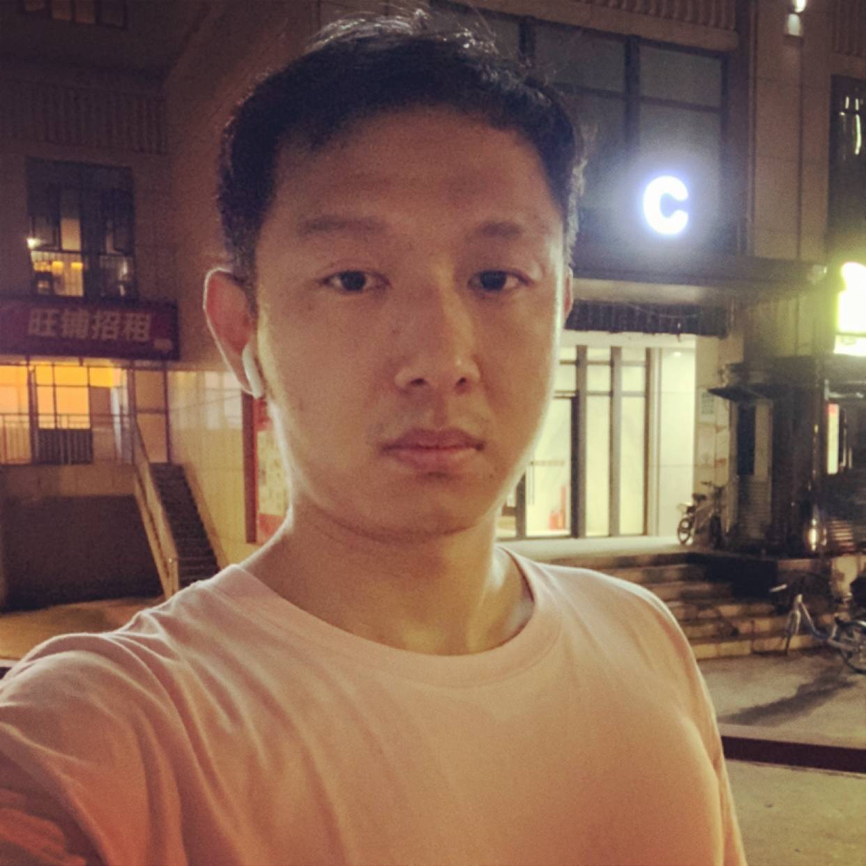 朋友犹豫的照片