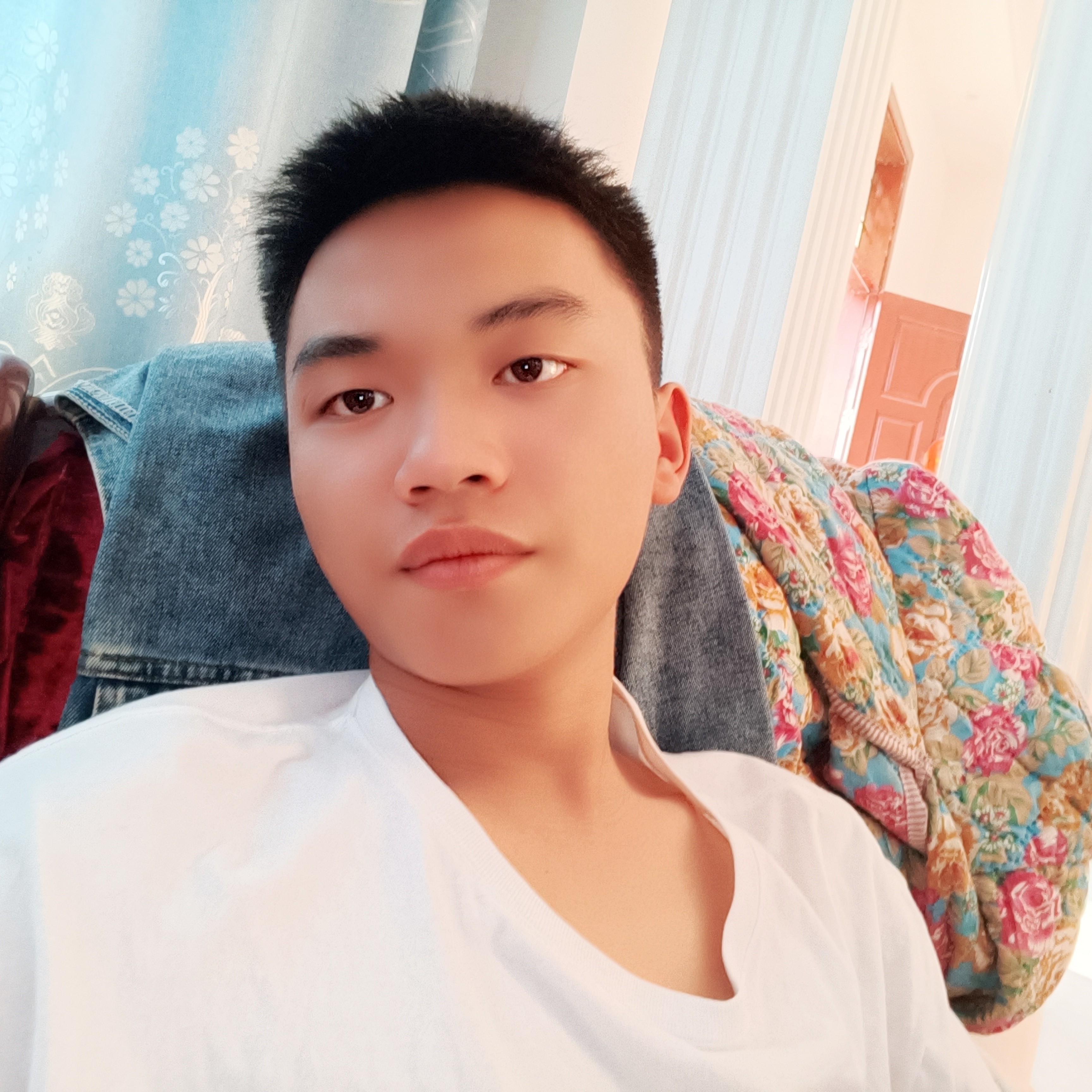 蓝天淡的照片