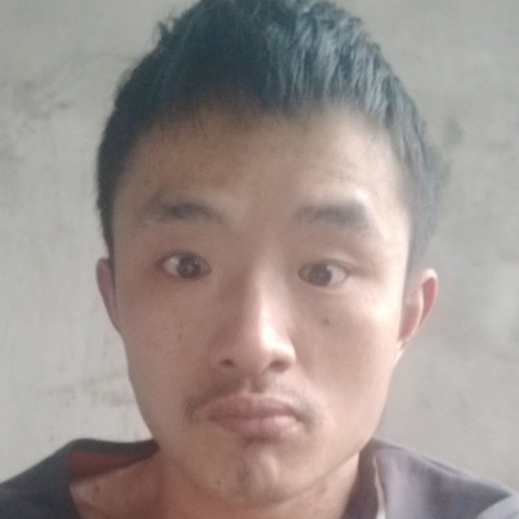 文静浅吻鸡翅的照片