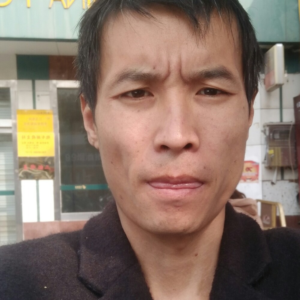 傲娇笑红酒的照片