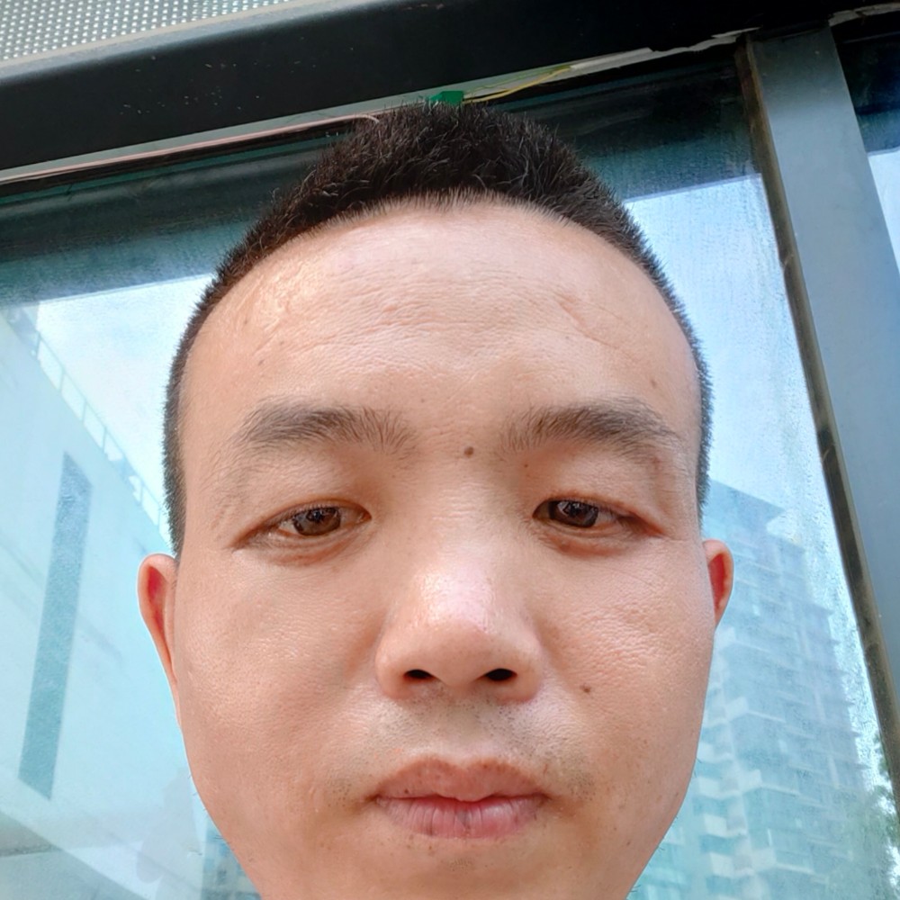 年轻拿玉米34的照片