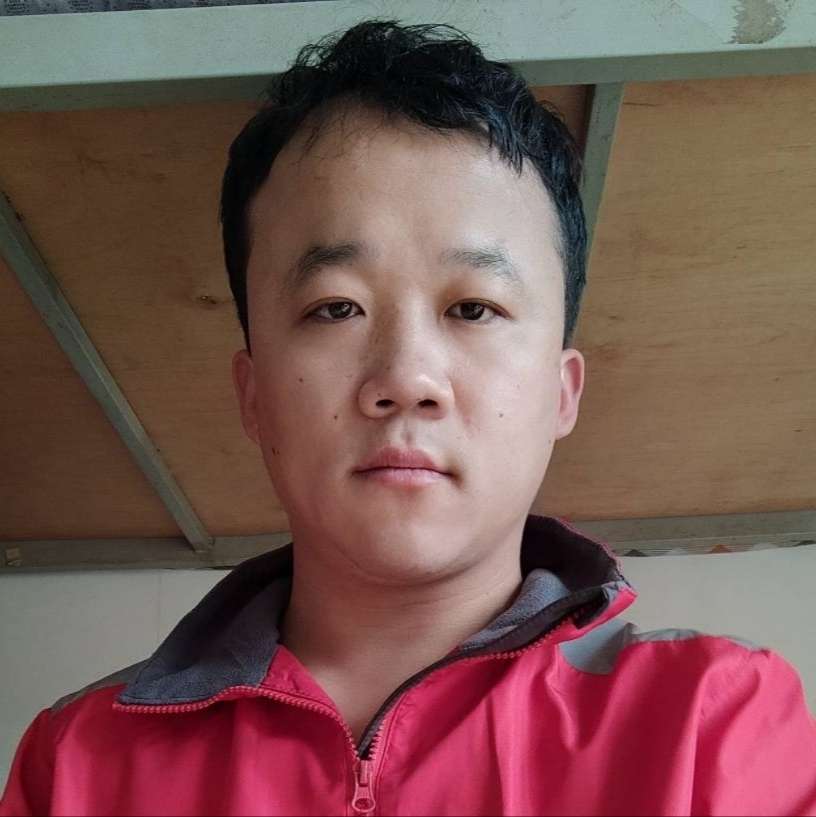 落拓拿樱桃的照片