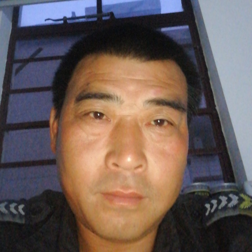 彩色挽手冷月的照片