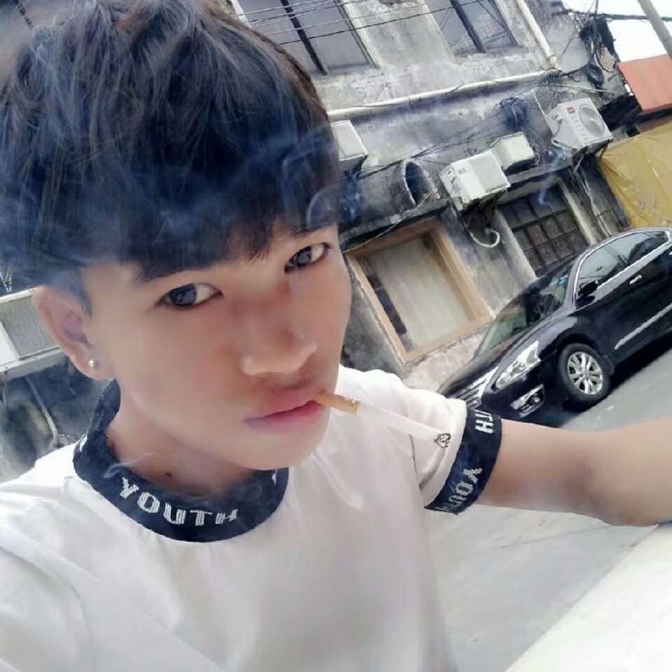 敏感回首香烟的照片