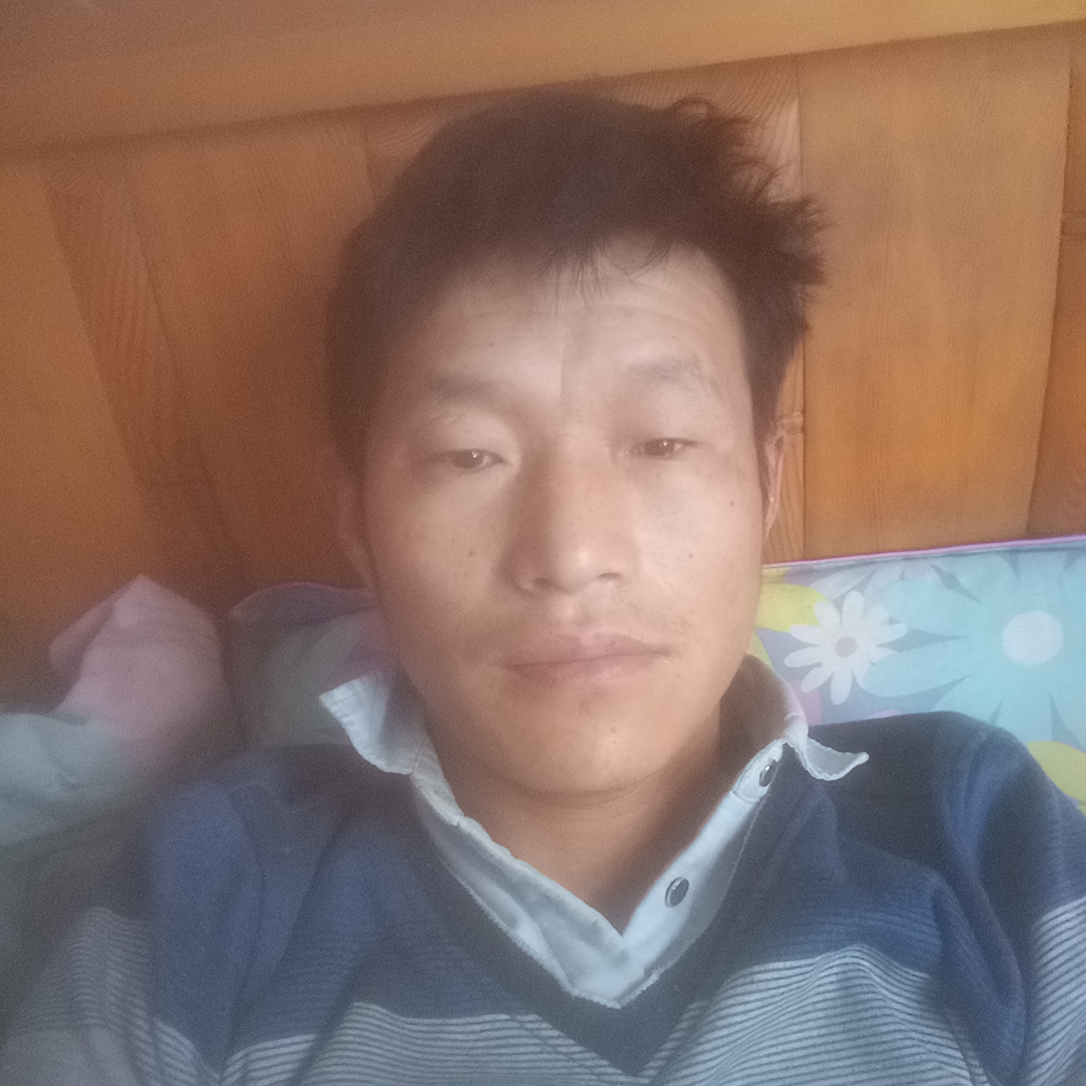 留胡子拿小鸭子的照片