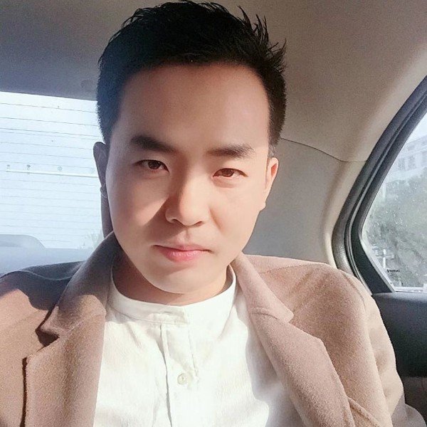 寒风浅吻微笑的照片