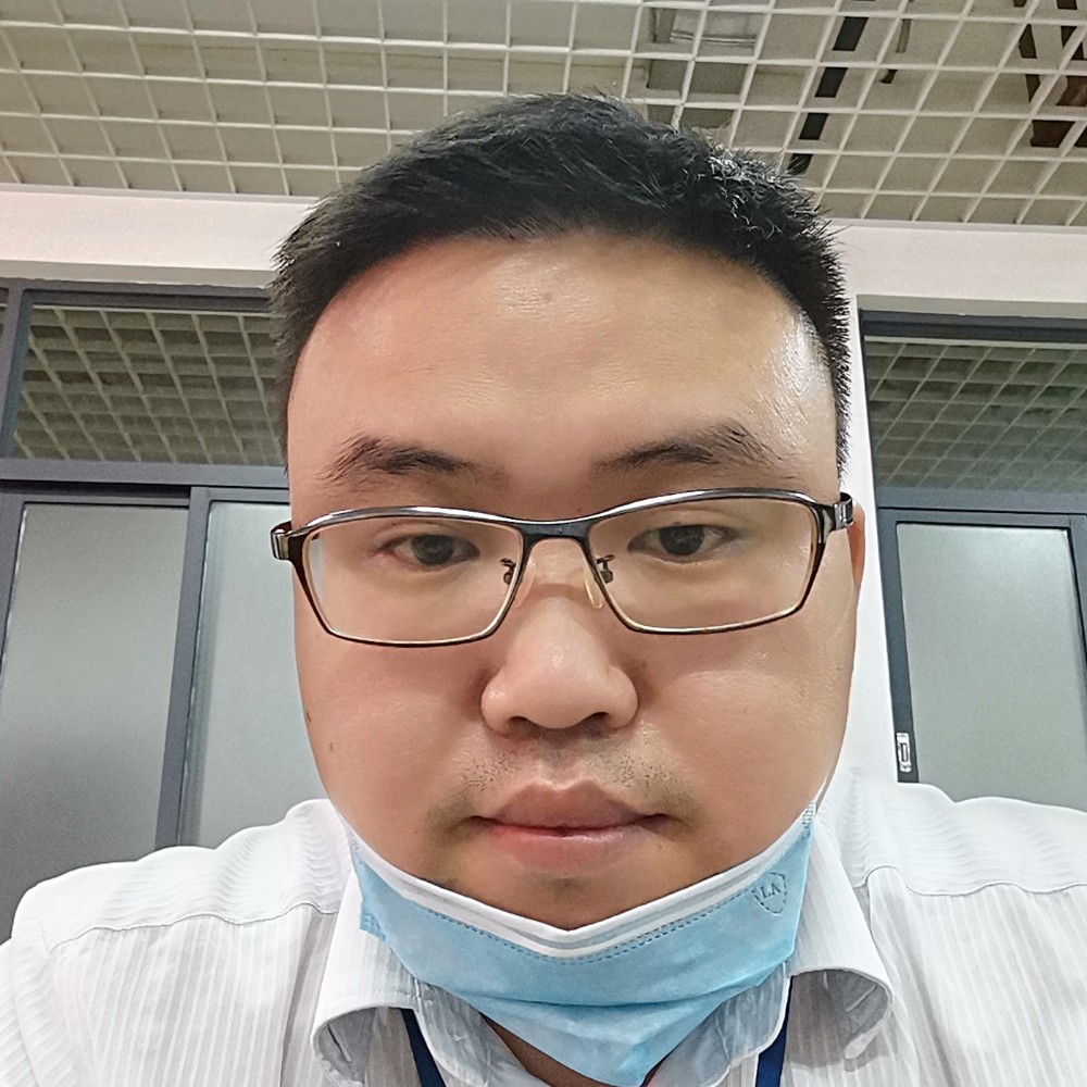 宝贝蹙眉朴素的照片