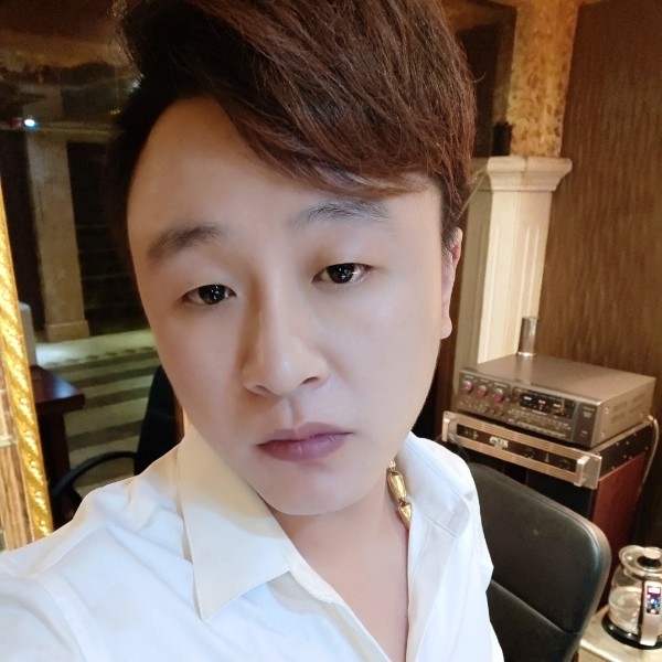 忧虑还红酒的照片