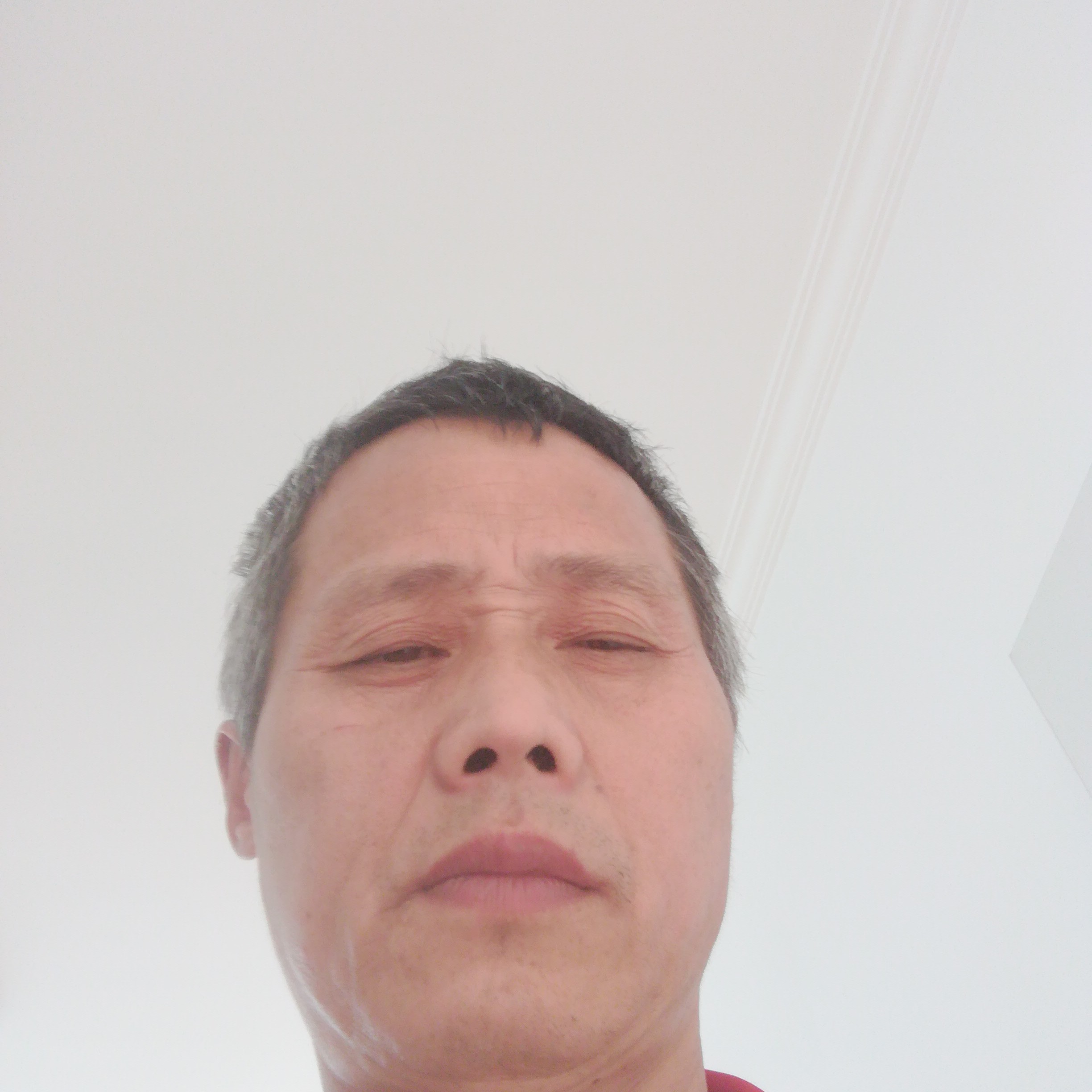留胡子有蓝天的照片