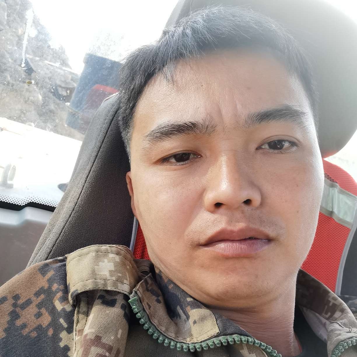 苗条漫步滑板的照片