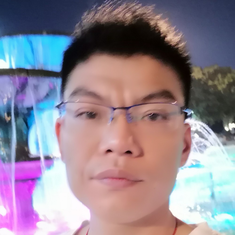 调皮爱电脑的照片