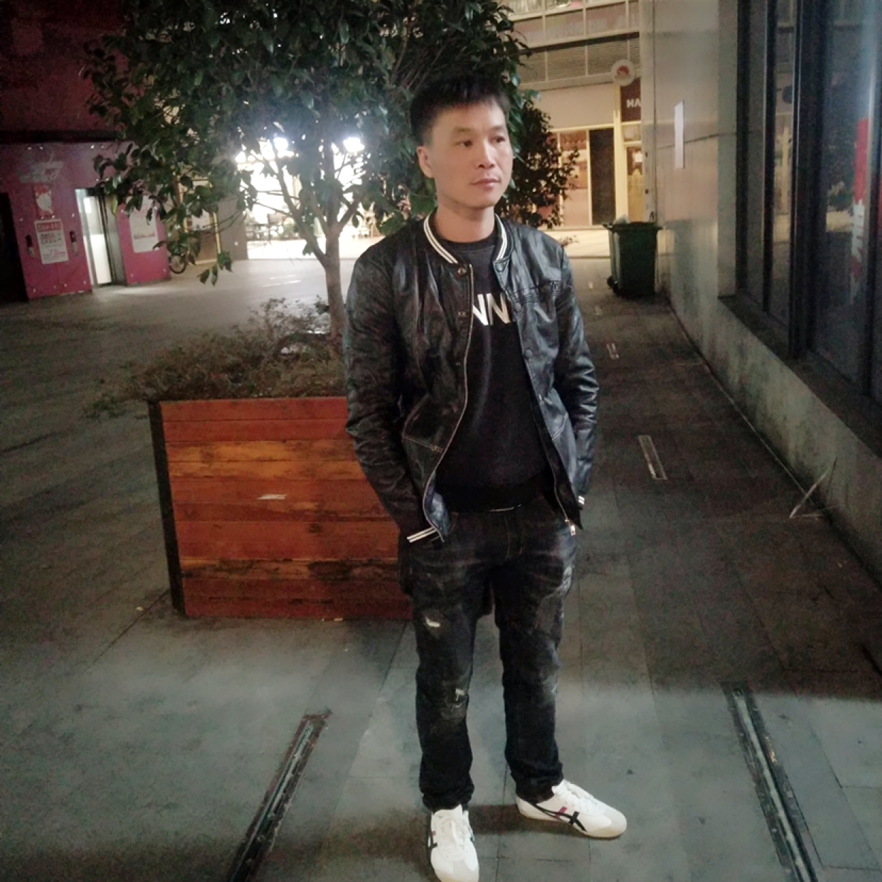 美好深拥犀牛的照片