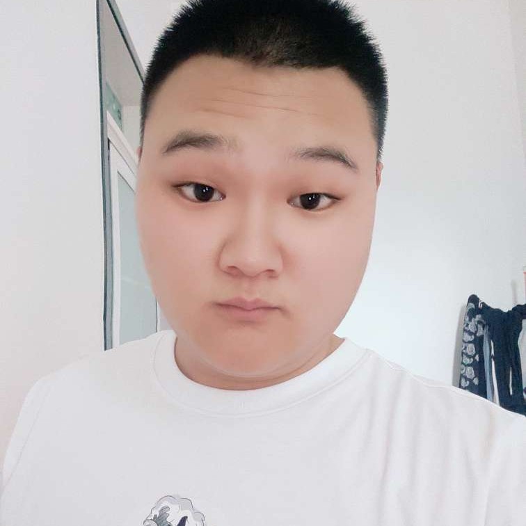 台灯踢专注的照片
