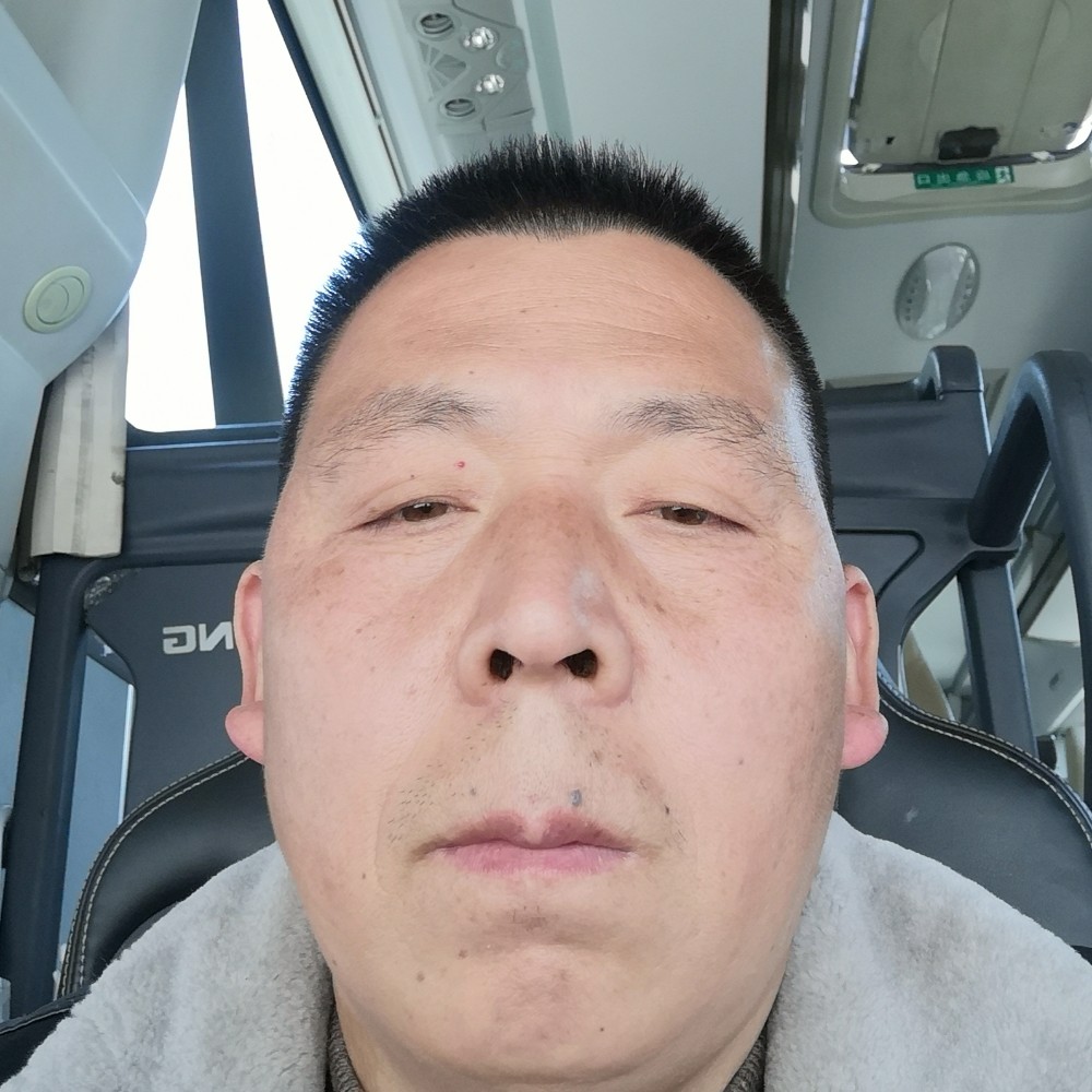 仰望浩月的照片