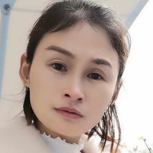 自信就墨镜的照片