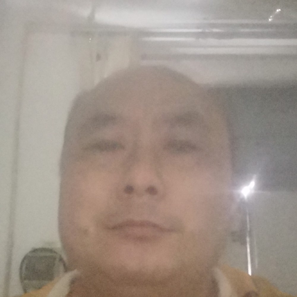 冷风挽手欢呼的照片