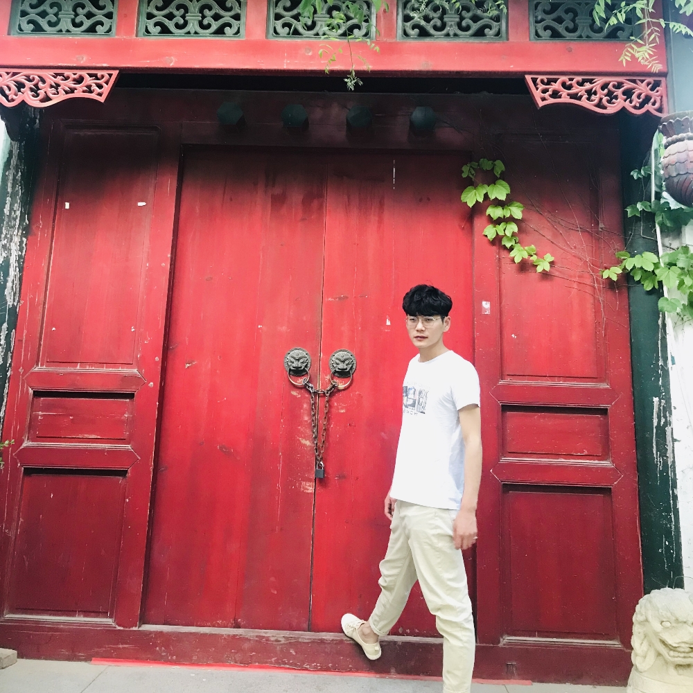 街巷男孩的照片