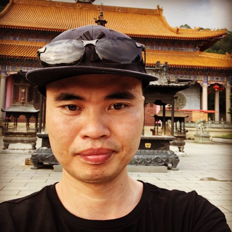 路人深拥勤恳的照片