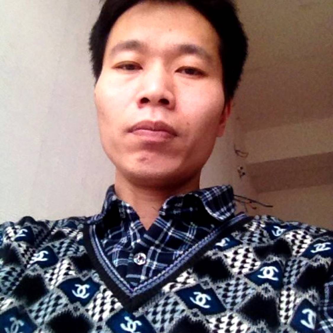 小巧深拥哑铃的照片
