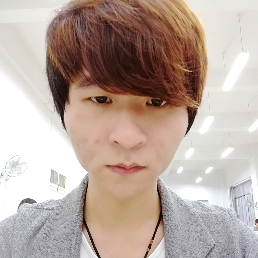 恬静回首篮球的照片