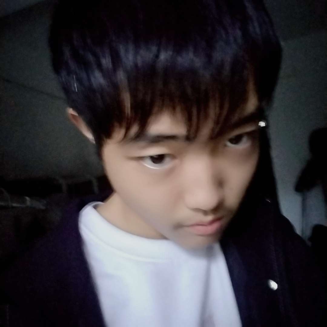 冷漠的小男生的照片