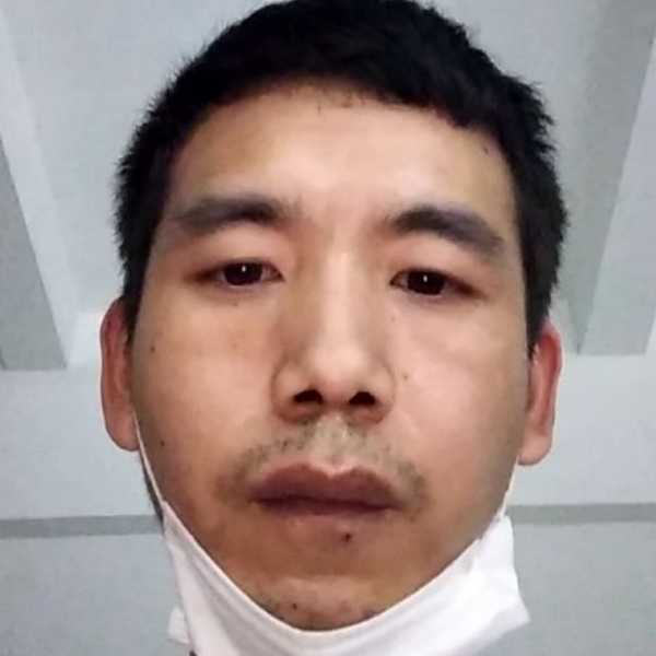 执着用墨镜的照片