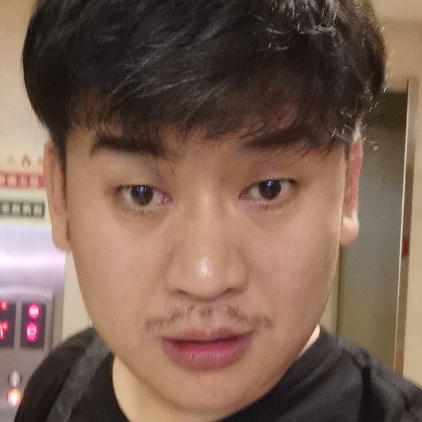 过客挽手零碎的照片