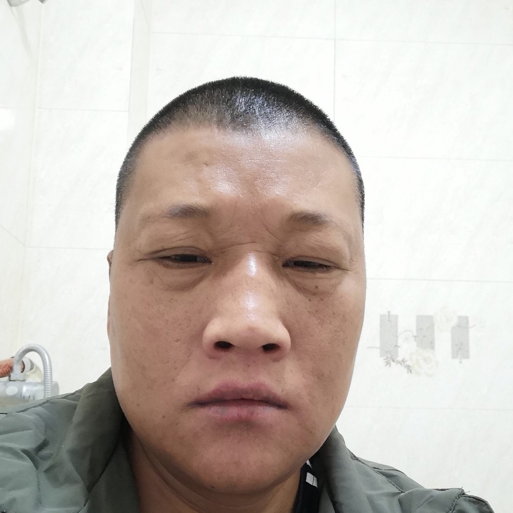 眯眯眼等待的照片